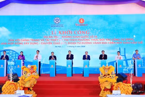 Các đại biểu thực hiện nghi thức khởi công dự án.
