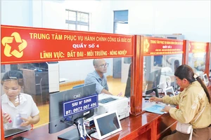 Người dân làm thủ tục hành chính tại Trung tâm phục vụ hành chính công xã Đức Cơ, tỉnh Gia Lai. (Ảnh TTXVN)