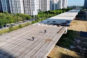Thi công cầu, đường dự án Vành đai 3 Thành phố Hồ Chí Minh. (Ảnh: THẾ ANH)