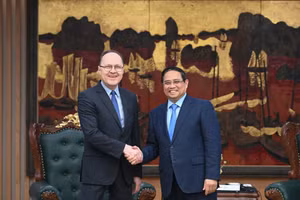 Thủ tướng Phạm Minh Chính và Đại sứ Liên bang Nga Gennady Bezdetko.