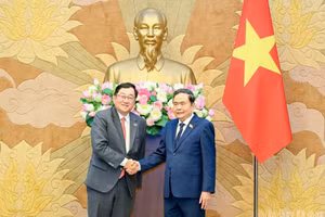 Chủ tịch Quốc hội Trần Thanh Mẫn chúc mừng Đại sứ Malaysia Tan Yang Thai hoàn thành nhiệm kỳ công tác tại Việt Nam. (Ảnh: DUY LINH)