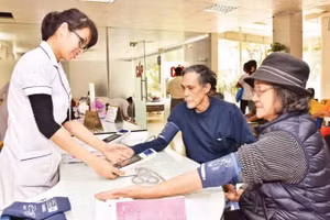 Hoạt động khám, chữa bệnh tại Bệnh viện Tim Hà Nội. (Ảnh: TUỆ NGHI)