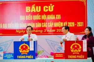 Đồng chí Trần Lưu Quang, Ủy viên Bộ Chính trị, Bí thư Thành ủy Thành phố Hồ Chí Minh bỏ phiếu bầu cử sáng 15/3. (Ảnh: THẾ ANH)