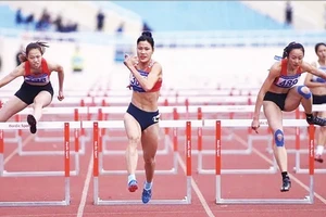 Các vận động viên thi đấu nội dung chạy vượt rào tại Đại hội Thể thao toàn quốc lần thứ 9 năm 2022.