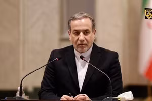 Ngoại trưởng Iran Seyed Abbas Araghchi trong cuộc họp báo tại Tehran. (Ảnh: THX/TTXVN)