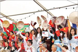 Kiều bào giới thiệu về văn hóa Việt Nam tại Ngày Quốc tế Pháp ngữ.