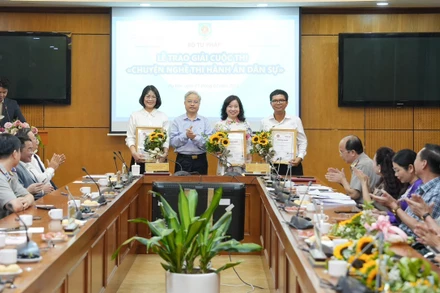 Trao giải cho các tác giả đoạt giải. (Ảnh: Văn Toản)