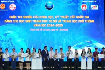 Các học sinh nhận giải tại Cuộc thi nghiên cứu khoa học, kỹ thuật cấp quốc gia học sinh trung học cơ sở và trung học phổ thông năm học 2024-2025. (Ảnh: CAO TÂN)