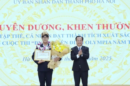 Giám đốc Sở Giáo dục và Đào tạo Hà Nội Trần Thế Cương chúc mừng Trần Bùi Bảo Khánh (Ảnh: Sở Giáo dục và Đào tạo Hà Nội)