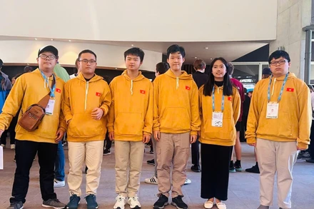 6 học sinh trong đội tuyển Việt Nam tham dự Olympic Toán quốc tế (IMO) lần thứ 66, năm 2025 (Ảnh: MOET)
