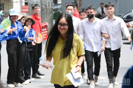 Thí sinh hoàn thành buổi thi môn Toán Kỳ thi tốt nghiệp THPT năm 2025, chiều 26/6. (Ảnh: THẾ ĐẠI)