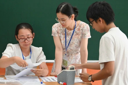 Giáo viên thực hiện nhiệm vụ coi thi (Ảnh minh họa).