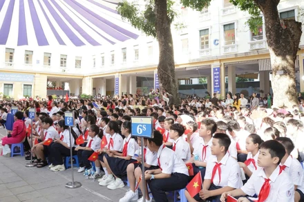 Học sinh Trường trung học cơ sở Trưng Vương đón năm học mới. (Ảnh: NGUYÊN ANH)