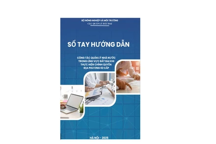 Sổ tay hướng dẫn công tác quản lý đất đai giúp chính quyền cấp tỉnh, cấp xã triển khai hiệu quả các nhiệm vụ khi thực hiện mô hình chính quyền địa phương 2 cấp. (Ảnh: TRƯỜNG GIANG)