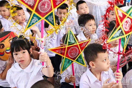 [Ảnh] Học sinh Trường tiểu học Bình Minh vui hội trăng rằm, đón nhận niềm vui tuổi thơ