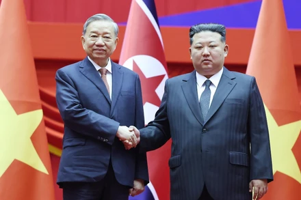 Tổng Bí thư Đảng Lao động Triều Tiên, Chủ tịch Quốc vụ nước Cộng hòa Dân chủ Nhân dân Triều Tiên Kim Jong Un đón Tổng Bí thư Tô Lâm và Đoàn đại biểu cấp cao Việt Nam thăm cấp Nhà nước tới Triều Tiên. (Ảnh: TTXVN)