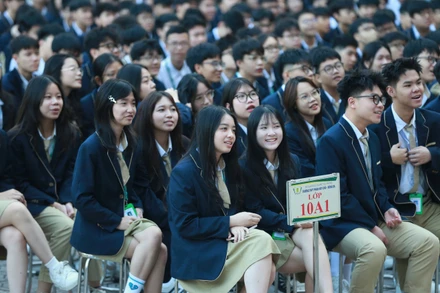 Học sinh Trường trung học phổ thông Phan Huy Chú - Đống Đa, Hà Nội cùng chuyên gia tìm hiểu về an toàn trực tuyến