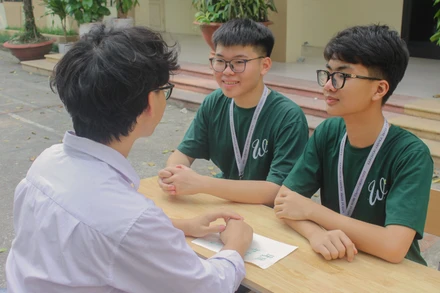 Học sinh chia sẻ thông tin, kinh nghiệm thi vào lớp 10 (Ảnh minh họa: CTV)