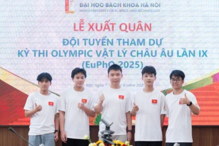 Đội tuyển Việt Nam với 5 học sinh tham dự Olympic Vật lý châu Âu. (Ảnh: HUST)