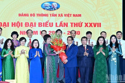 Thủ tướng Phạm Minh Chính tặng hoa chúc mừng Ban Chấp hành Đảng bộ Thông tấn xã Việt Nam, nhiệm kỳ 2025-2030.