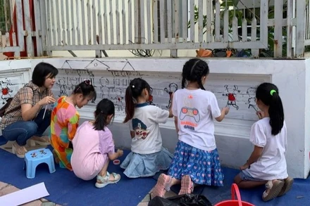 Học sinh vẽ tranh tường làm đẹp khu vực trường học. (Ảnh minh họa: TUỆ KHANH)