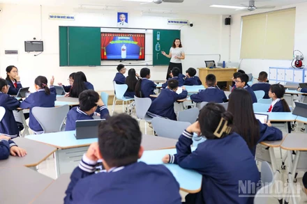 Giáo viên giảng dạy trong một tiết học tại Trường trung học cơ sở Ngô Sĩ Liên (Hà Nội) (Ảnh: ĐẠI THẮNG)