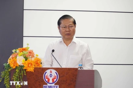 Thứ trưởng Bộ Giáo dục và Đào tạo Lê Tấn Dũng phát biểu tại hội thảo. (Ảnh:TTXVN)