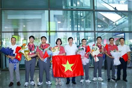Đội tuyển học sinh Việt Nam tham dự Olympic Hóa học quốc tế lần thứ 57 đã về tới Sân bay quốc tế Nội Bài chiều 15/7.