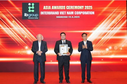 Ông Tony Nguyen - Giám đốc Quan hệ quốc tế IB Group Việt Nam nhận giải Top 10 Thương hiệu mạnh châu Á 2025.