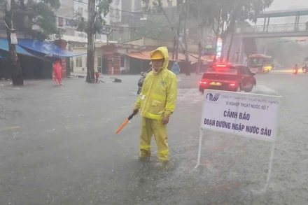 Các đợt mưa đã gây ngập nhiều nơi, cả những khu vực có các trường đại học, cao đẳng (Ảnh: Triển khai ứng trực thoát nước trên tuyến phố Lê Trọng Tấn ngày 7/10 )