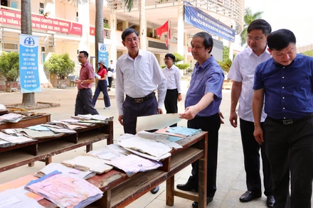 Nhiều sách vở, tài liệu bị hư hỏng do mưa lũ, úng ngập. Trong ảnh: Bộ trưởng Giáo dục và Đào tạo Nguyễn Kim Sơn tới thăm Trường trung học phổ thông chuyên Thái Nguyên