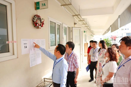 Giám đốc Sở Giáo dục và Đào tạo Hà Nội đi kiểm tra một điểm thi tại Kỳ thi tuyển sinh vào lớp 10 THPT năm học 2025-2026 (Ảnh minh hoạ: ĐẠI THẮNG)