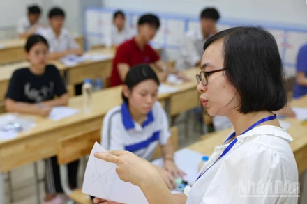 Buổi thi Ngữ văn sáng 7/6 (Ảnh: ĐẠI THẮNG)