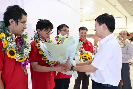 [Ảnh] Đón chào các thành viên đội tuyển Olympic Sinh học quốc tế năm 2025 về nước