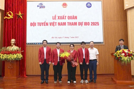 Bốn học sinh Đội tuyển quốc gia Việt Nam dự thi Olympic Sinh học quốc tế (IBO) năm 2025 cùng Phó Cục trưởng Cục Quản lý chất lượng, Bộ Giáo dục và Đào tạo tại buổi lễ xuất quân (Ảnh: Trường đại học Sư phạm Hà Nội)