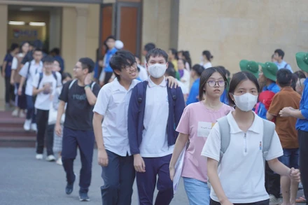 Các thí sinh tại Kỳ thi tuyển sinh vào lớp 10 Trường THPT chuyên Khoa học Tự nhiên. (Ảnh: HUS)