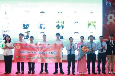 Đội tuyển Toán và các lãnh đạo Sở Giáo dục và Đào tạo Hà Nội (Ảnh: Sở Giáo dục và Đào tạo Hà Nội)