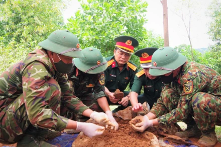 Cán bộ nhân viên đội quy tập hài cốt liệt sĩ Đoàn Kinh tế- Quốc phòng 337, Quân khu 4 tổ chức tìm kiếm và cất bốc hài cốt liệt sĩ tại thôn Xa Re, xã Khe Sanh, tỉnh Quảng Trị