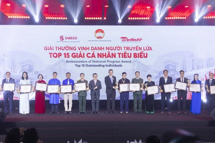 Trao giải "Vinh danh người truyền lửa" cho 15 cá nhân xuất sắc.