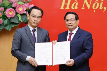 Thủ tướng Chính phủ Phạm Minh Chính trao Quyết định điều động, giao quyền Bộ trưởng Bộ Giáo dục và Đào tạo đối với ông Hoàng Minh Sơn (Ảnh: NHẬT BẮC)