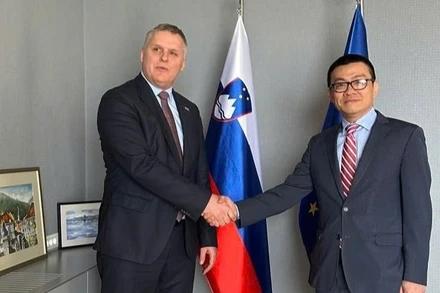 Đại sứ Việt Nam tại Áo và Slovenia Vũ Lê Thái Hoàng (bên phải ảnh) và Bộ trưởng Môi trường, Khí hậu và Năng lượng Slovenia Bojan Kumer