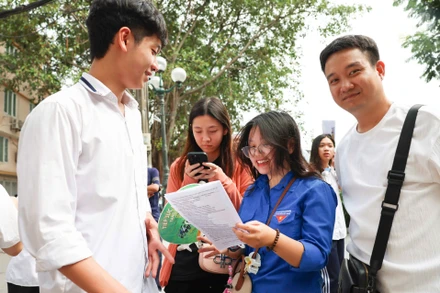 Thí sinh phấn khởi ra khỏi điểm thi sau bài thi môn Ngoại ngữ chiều 7/6 (Ảnh: ĐẠI THẮNG)