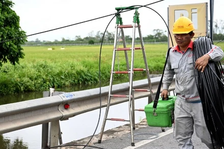 Nhân viên Viettel khẩn trương triển khai phương án phòng, chống bão số 10. (Ảnh: Đức Thọ)