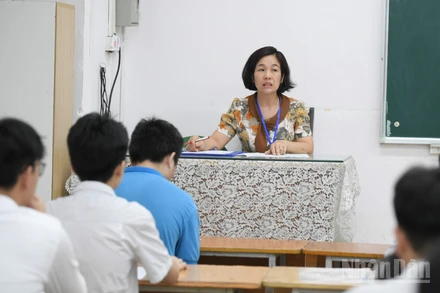 Giáo viên, học sinh trong một giờ học (Ảnh minh họa: THẾ ĐẠI)