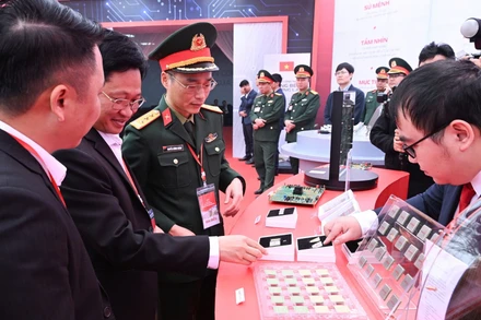 Trưng bày sản phẩm chip tại lễ khởi công nhà máy chế tạo chip bán dẫn công nghệ cao đầu tiên của Việt Nam do Viettel đầu tư xây dựng. (Ảnh: TRẦN HẢI)