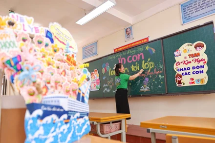 Không gian lớp học được trang trí vui tươi, thân thiện, sẵn sàng chào đón học sinh