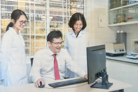 Cán bộ Khoa Môi trường nghiên cứu tại phòng thí nghiệm trọng điểm Công nghệ môi trường xanh và tái chế chất thải GreenLab.