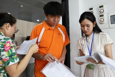 Thí sinh đến làm thủ tục dự thi tốt nghiệp THPT năm 2025, chiều ngày 25/6. (Ảnh: ĐẠI THẮNG)