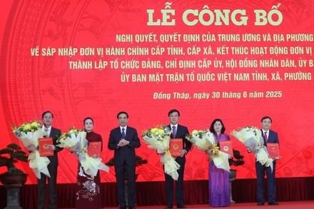 Đại tướng Phan Văn Giang trao các quyết định cho Bí thư và các Phó Bí thư Tỉnh ủy Đồng Tháp (mới) (Ảnh: TTXVN)