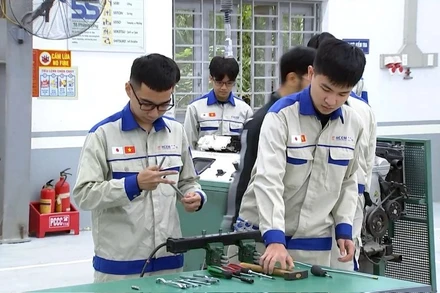 Học viên trong giờ thực hành nghề công nghệ ô-tô (Ảnh: THU TRANG)